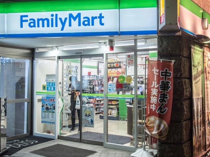 コンビニ　ファミリーマート吉祥寺駅東店（コンビニ）まで180m