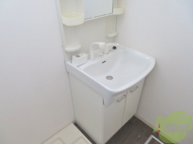 洗面設備　独立洗面台。朝の身支度はここでばっちり決めましょう。
