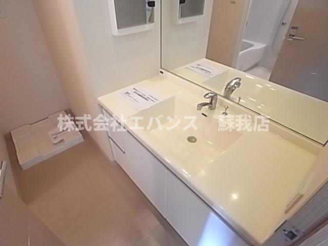 洗面設備　独立洗面台あり、毎朝おしゃれに忙しい女性の方におすすめです