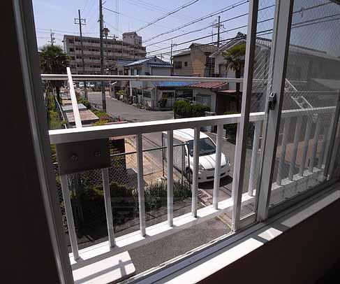 バルコニー　洗濯ものは物干し竿にかけて。