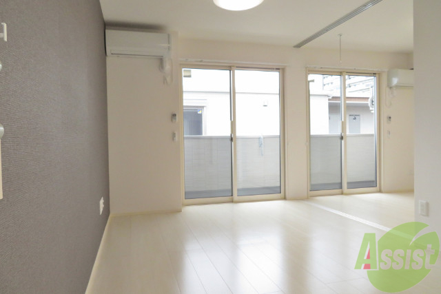 居室・リビング　お部屋は白めのデザインで、明るい印象ですね。