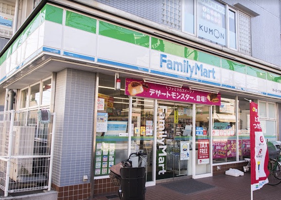 コンビニ　ファミリーマート北区西が丘一丁目店（コンビニ）まで216m
