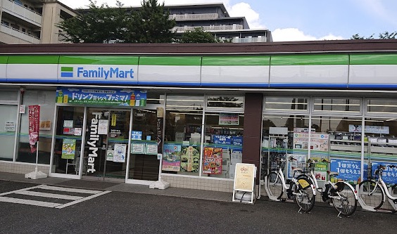 コンビニ　ファミリーマート赤羽西六丁目店（コンビニ）まで536m