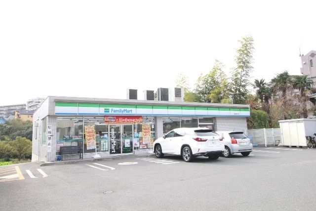 コンビニ　ファミリーマート川崎東百合丘店（コンビニ）まで327m
