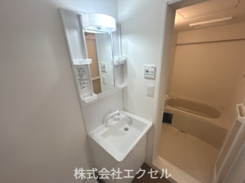 洗面設備　朝に便利な独立洗面台♪
