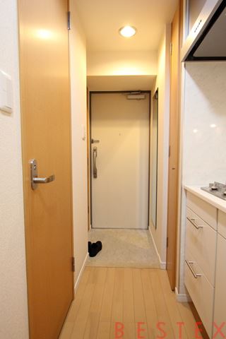 玄関　※写真は別階の同間取りとなります。