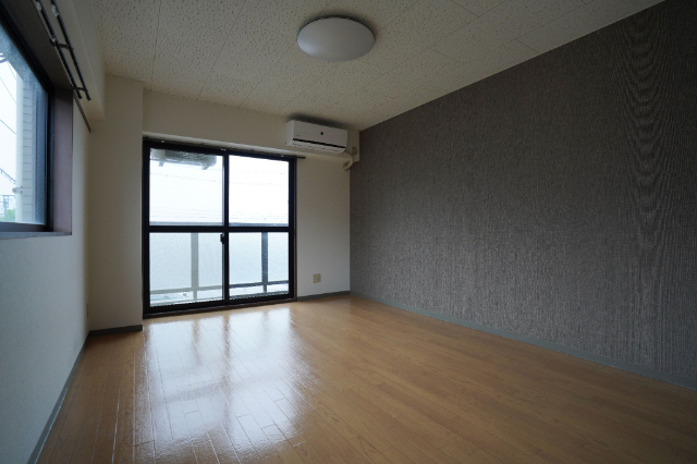 居室・リビング　同じ建物の別なお部屋