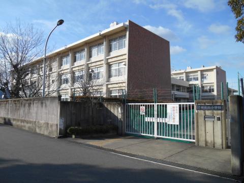 小学校　葛城市立新庄北小学校（小学校）まで407m