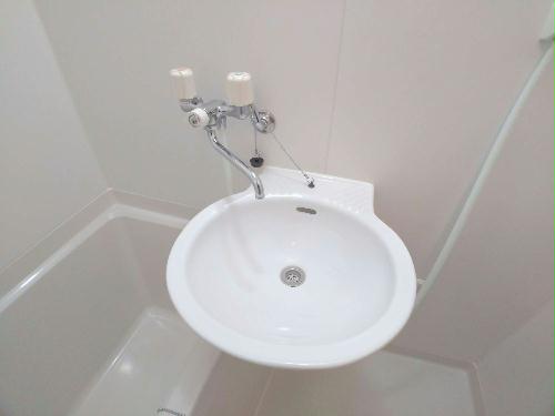 洗面設備　鏡を備え　準備のしやすい洗面台