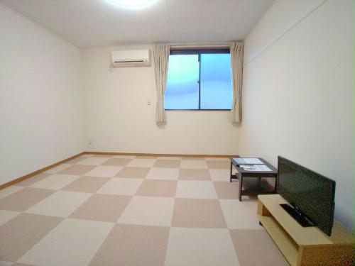 居室・リビング　ワイドな窓にて明るいお部屋