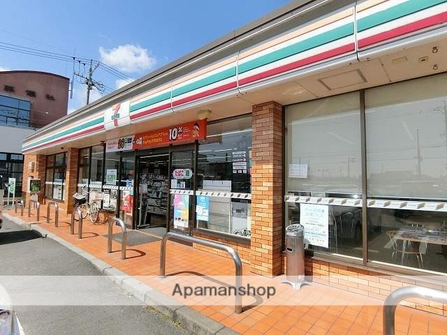 コンビニ　セブンイレブン（コンビニ）まで742m