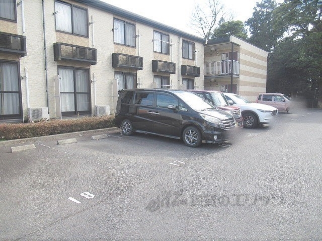 【蒲生郡日野町大字松尾のアパートの駐車場】