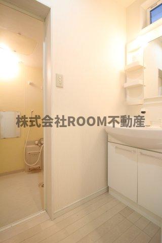 洗面設備　明るい洗面所です