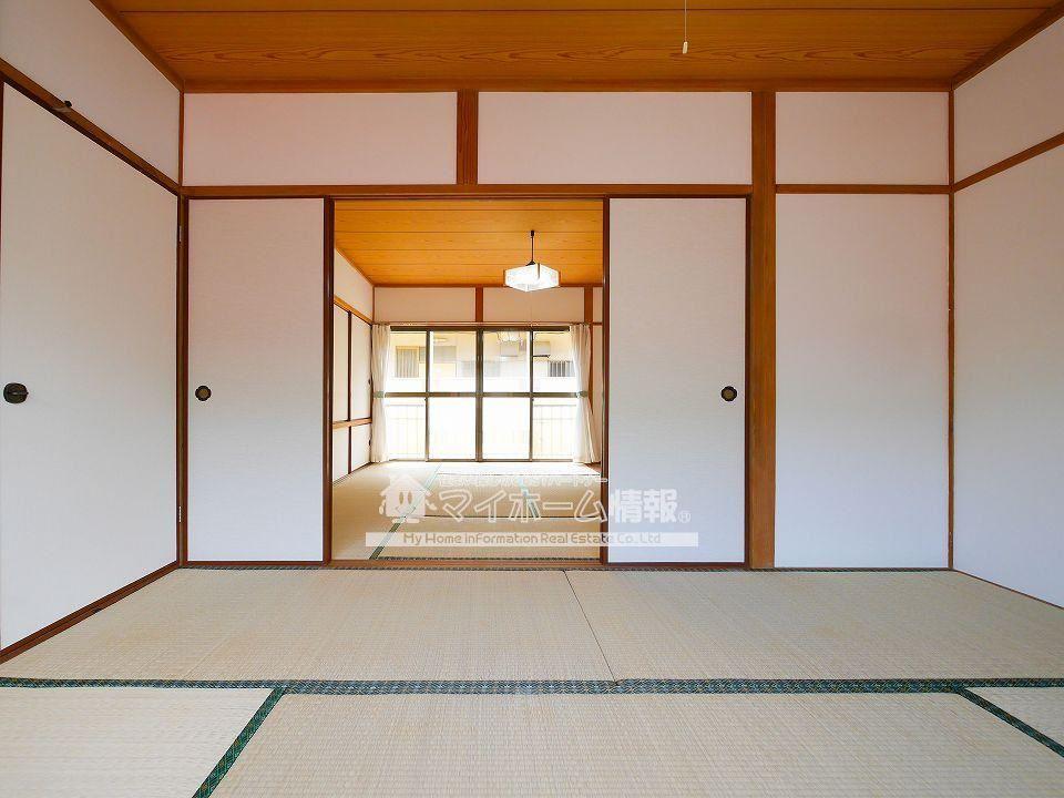 居室・リビング　間の扉を開けて１２帖のフロアに。。。