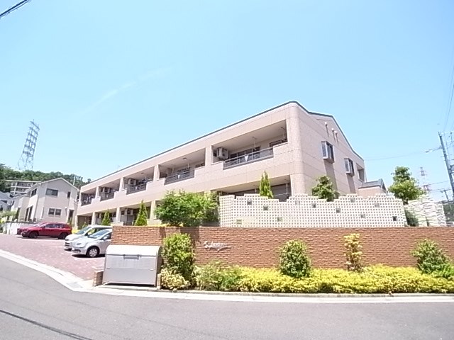 宝塚市中筋山手のマンションの建物外観