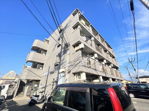 【和歌山市黒田のマンションの建物外観】