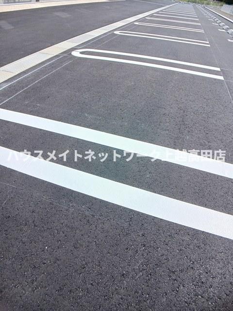 駐車場　駐車場（ダブルライン）
