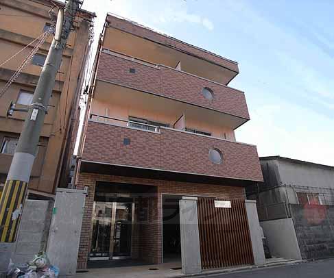 京都市伏見区深草西浦町７丁目のマンションの建物外観