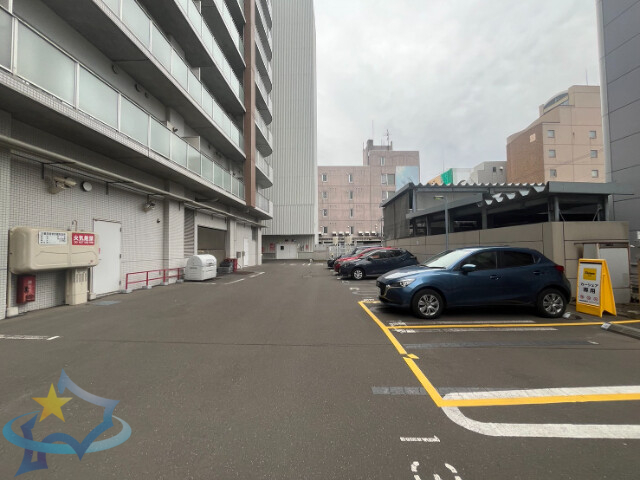 【札幌市中央区南八条西のマンションの駐車場】