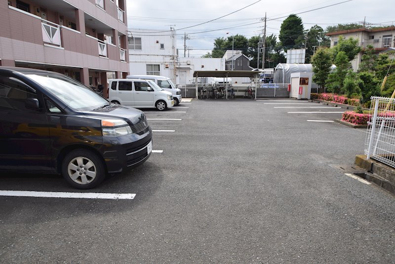 【厚木市金田のマンションの駐車場】