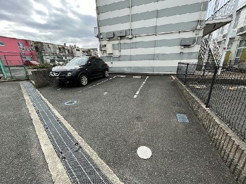 【レオパレス芳山荘Iの駐車場】