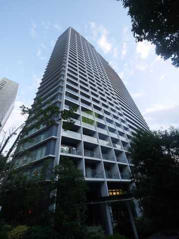 【新宿区新宿のマンションの建物外観】