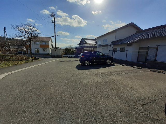 【嘉穂郡桂川町大字寿命のアパートの駐車場】