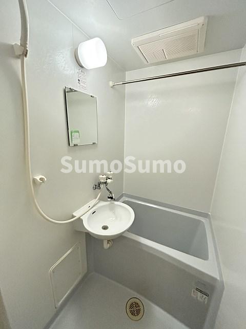 バス・シャワールーム　コンパクトで使いやすいお風呂です