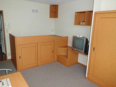 居室・リビング　ベッドの高さは約１メートル。