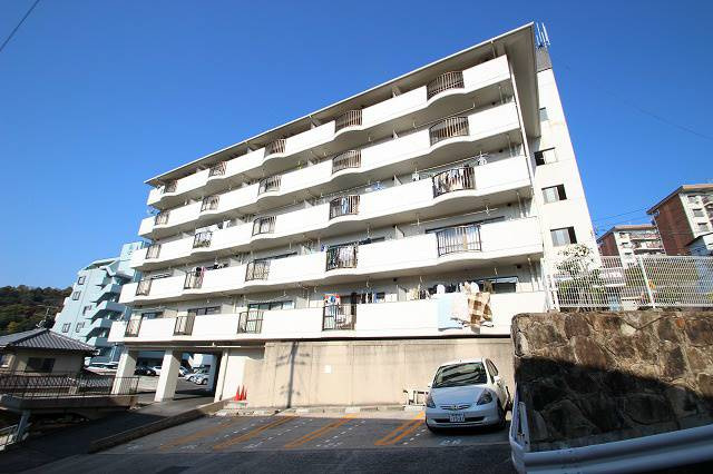 広島市東区牛田早稲田のマンションの建物外観