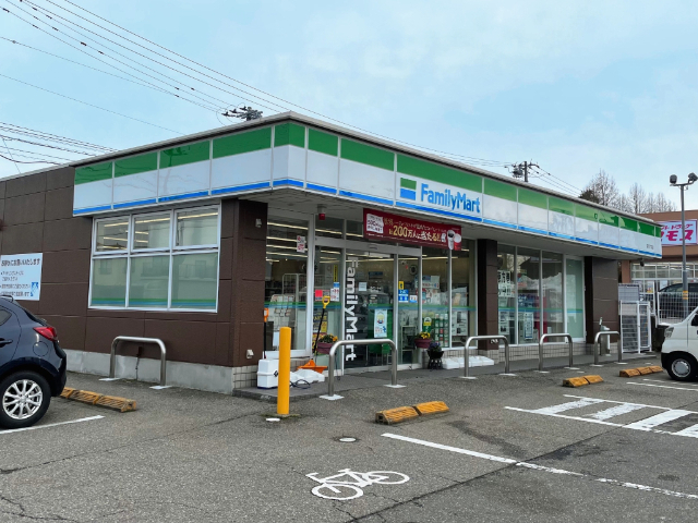 コンビニ　ファミリーマート窪四丁目店（コンビニ）まで280m