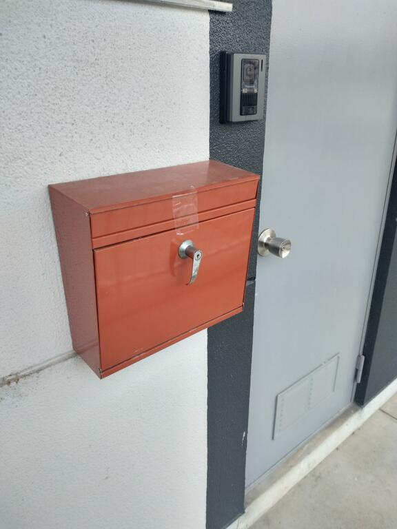 玄関　2階最上階角部屋です