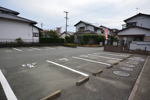 【シャン・ド・フルールIIの駐車場】