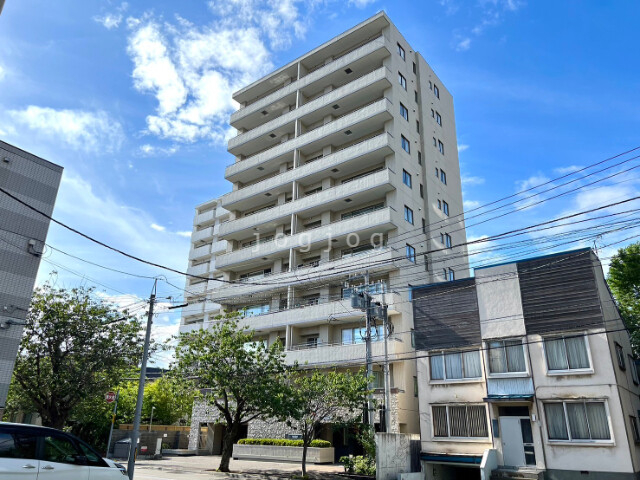 札幌市中央区南四条西のマンションの建物外観