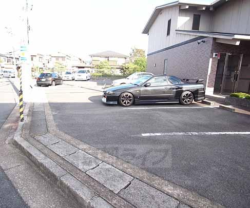 【京田辺市草内法福寺のマンションの駐車場】