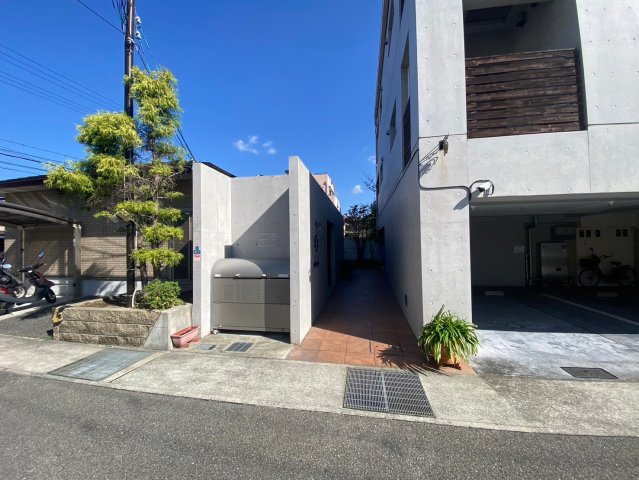 【サンクラッソ中山寺駅前シェヴェールのエントランス】