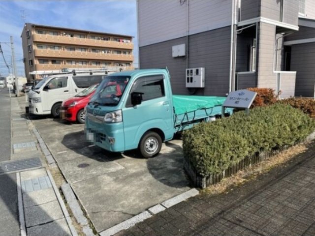 【サンセール和の駐車場】