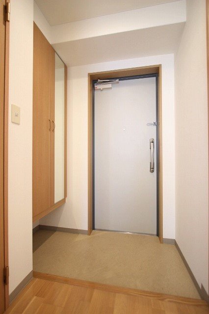 玄関　同物件別号室の写真です。