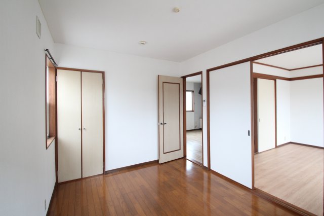 居室・リビング　南西6帖の洋室です