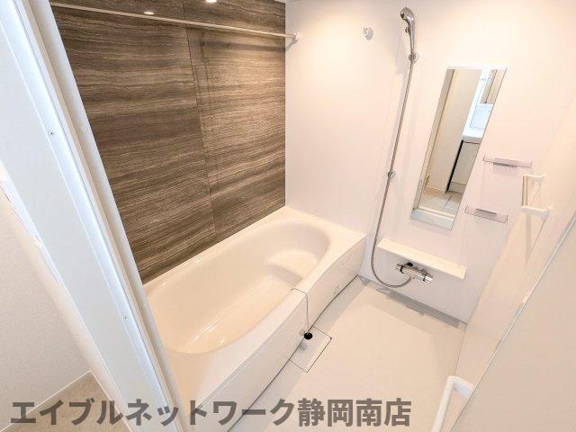 バス・シャワールーム　コンパクトで使いやすいお風呂です