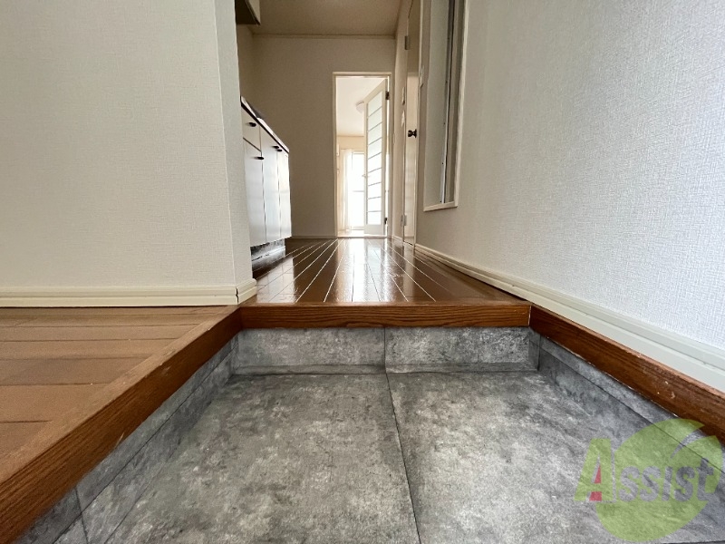 玄関　玄関の様子です。明るい印象ですね。気分もあがりそう。