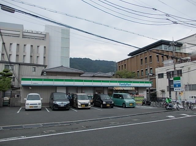 コンビニ　ファミリーマート四条畷（コンビニ）まで260m