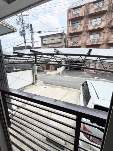 眺望　地面より高い1階で窓前に駐車場があり視線が気になりません。