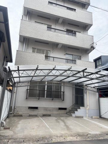 建物外観　自転車、バイク置場は駐車場右側です