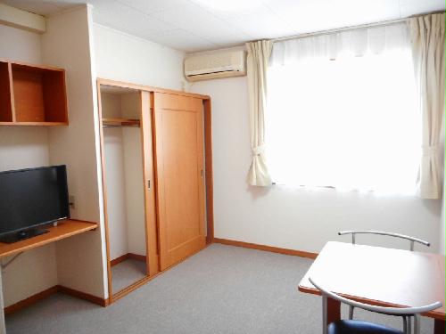 居室・リビング　カーテンやテーブル、テレビも備え付けです