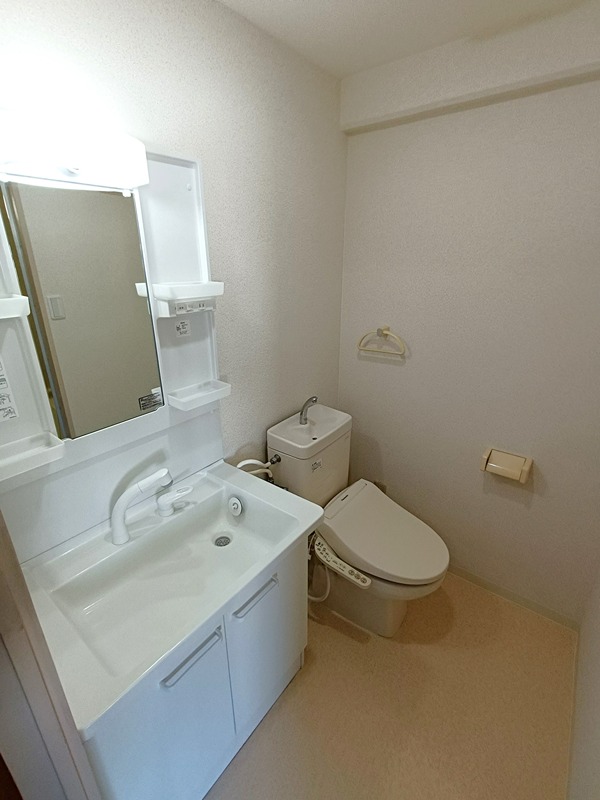 洗面設備　独立洗面台・トイレには温水洗浄便座付き