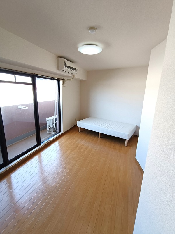 居室・リビング　床色はお部屋ごとに異なります（茶系・白系など）