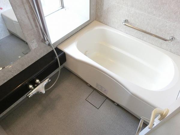 バス・シャワールーム　浴室乾燥機、追い焚き機能付きバス！