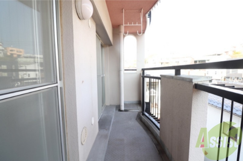 バルコニー　広いバルコニーは陽当りが良く、近くに緑もある心地よい空間です