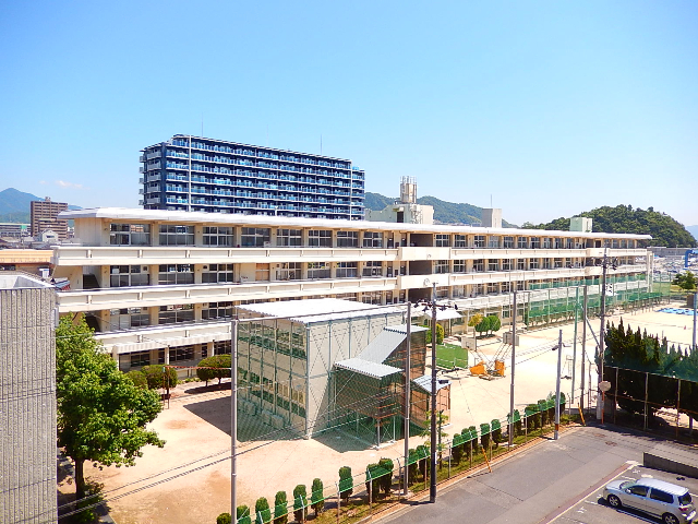 中学校　広島市立五日市南中学校（中学校）まで848m